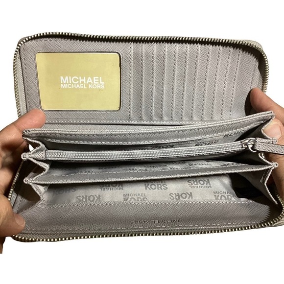 Michael Kors pebbled Gray leather wallet - Picture 4 of 4
